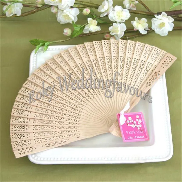 Gratis verzending 50 stks sandelhout fans met kersenbloesem tag party gunsten verjaardag geschenken strand thema bruiloft giveaways Engagement keepsake