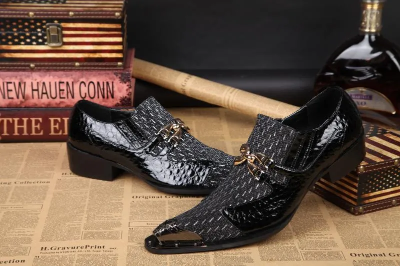 Sapatos Casuais Estilo dos homens Sapatos Casuais Slip-On de Couro Sapatos Baixos Homem Preto Oxfords Sapatos de Negócios de Moda Rebites de Casamento Homens Primavera