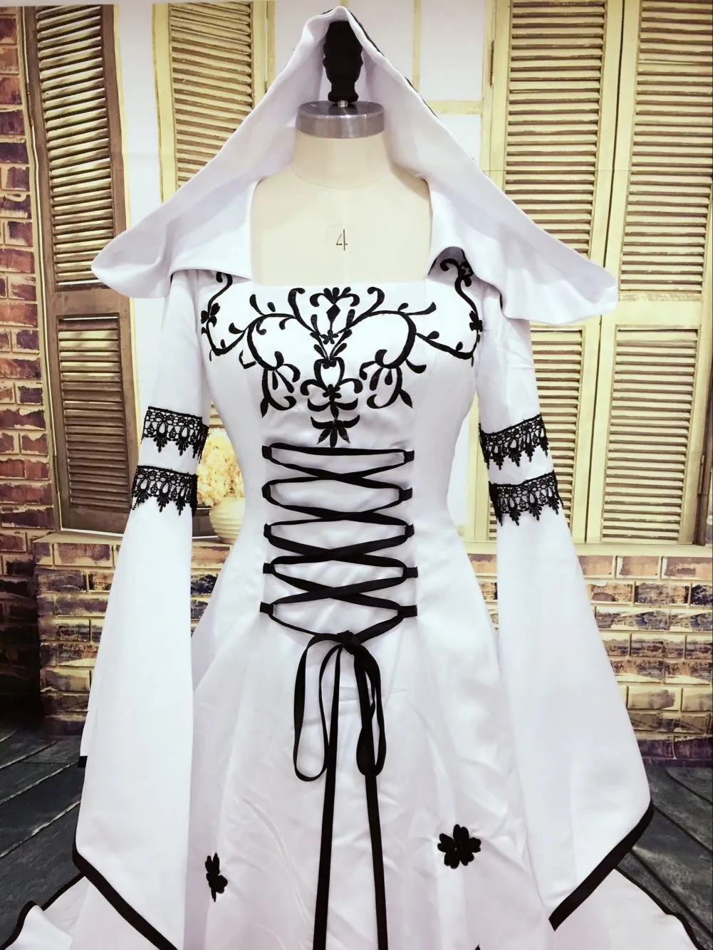 Real Picture Gothic Wedding Dress Black and White Muslim Dresses with Hat Exquisite Embroidery Lace Appliques Bridal Gowns Bell Sleeves