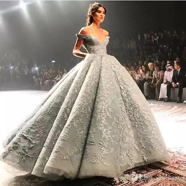 Vestidos de noche 2018 Nuevo Dubai Árabe Nuevo Lujo Fuera del hombro Vestido de fiesta con cuentas de encaje completo Vestido de fiesta hasta el suelo gris plateado Vestidos de baile