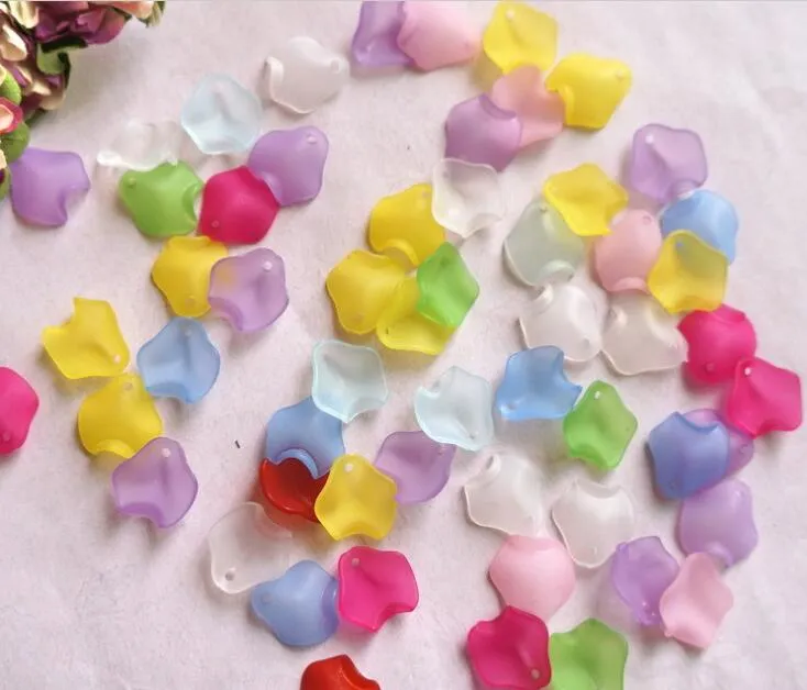 1700 개 아름다운 젖빛 아크릴 꽃 꽃잎 구슬 구슬 구멍 모발 왕관 보석 스크랩북 공예 DIY