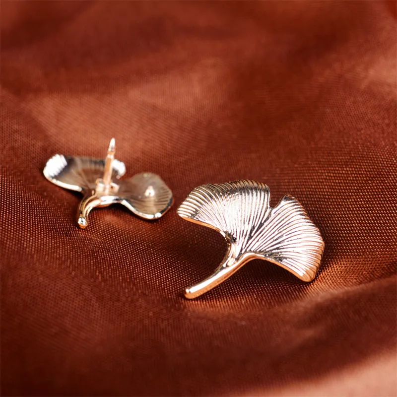 Exquisite Leaf Brooch Pin – Women's Retro Corsage Jewelry For Parties & Events 3 thumbnail image