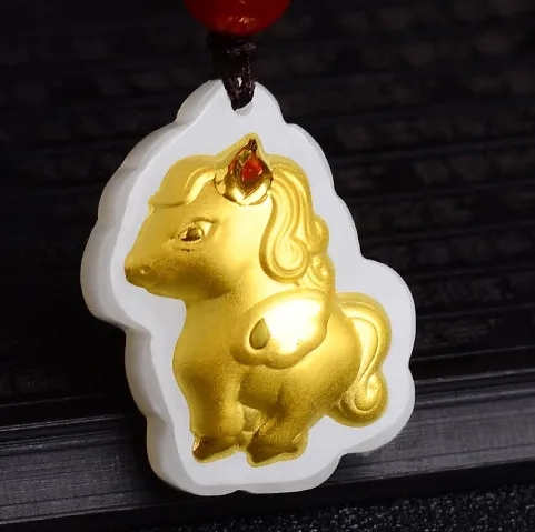 Collana e pendente con pendente e talismano zodiaco cinese cartone animato in giada intarsiata in oro
