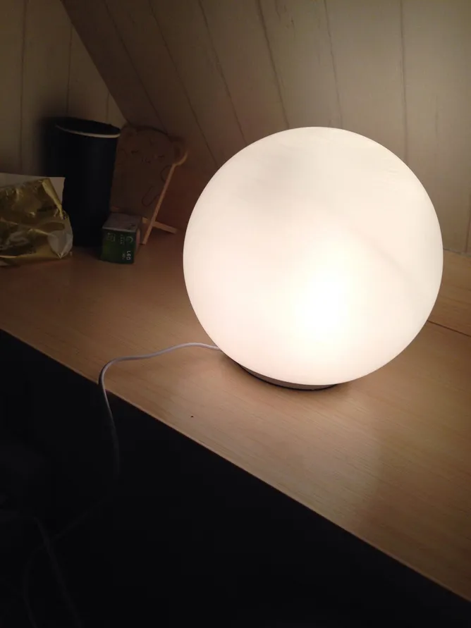 Nowoczesna lampa stołowa LED okrągła kula światło światło Mlete Milk White Lubshade Light Glass Glass Ball Glass Dyfuzor sypialnia 7937970