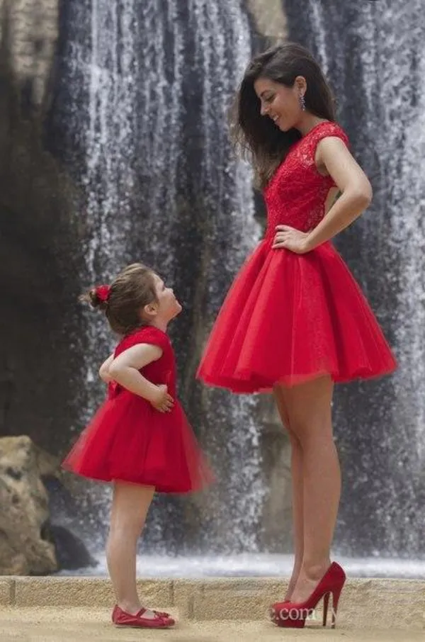 Popular Mother Daughter Formal Dress Red Short Flower Girl Dresses Jewel Neck Cap Sleeves Lace Puffy Tulle Skirt Open Back Party Gowns