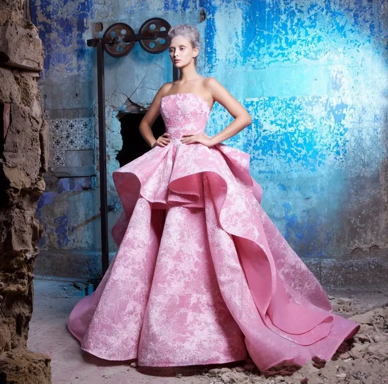 Arabien-Stil trägerlose Ballkleider 2017 Sommer Spitze Applikation rosa geraffte Abendkleider Satin Rüschen geschwollene formelle Partykleider günstig