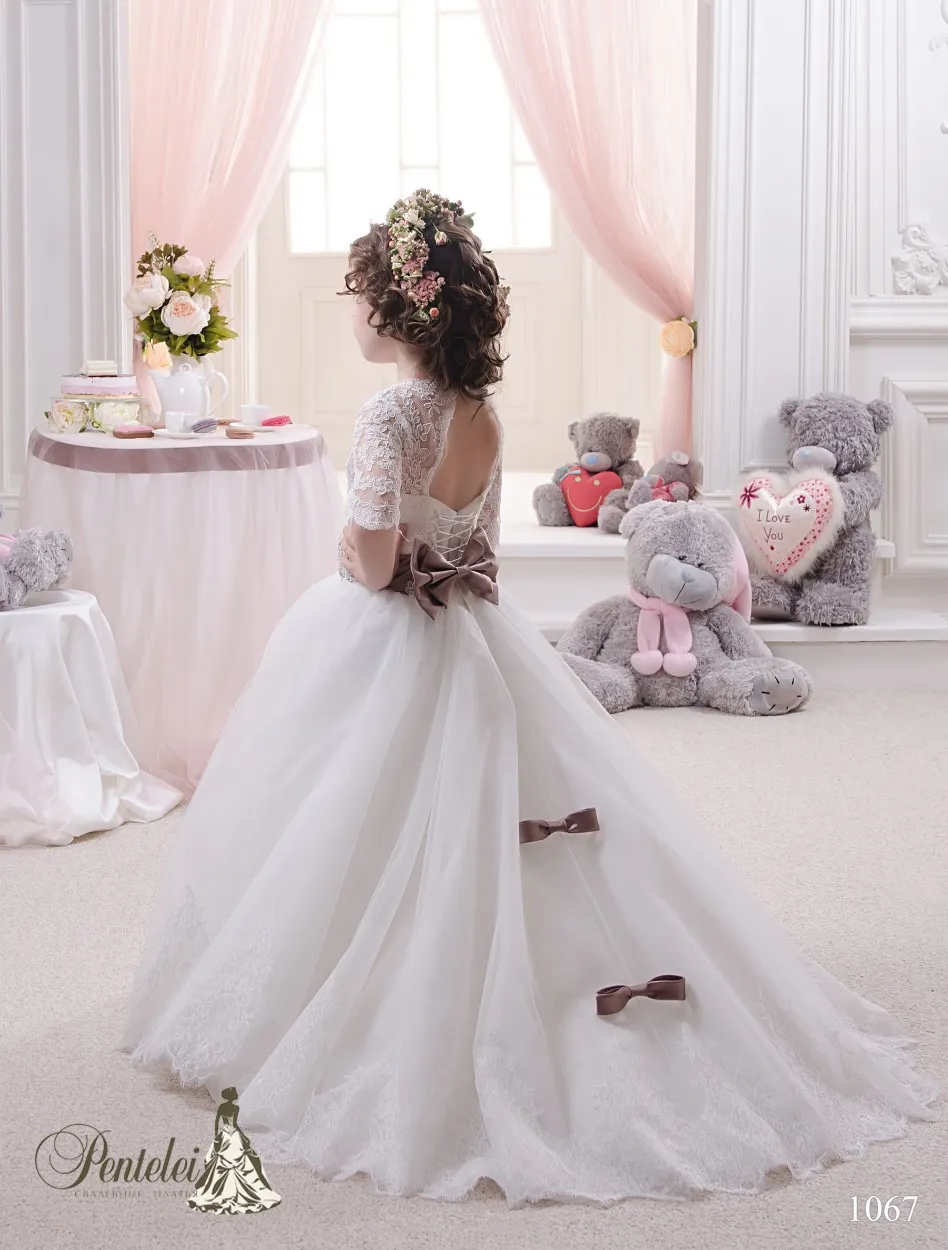 2016 Enfants Robes De Mariée Avec Longue Traîne Et Demi Manches Dentelle Appliques Belles Robes De Filles De Fleur avec Ceinture Perlée Et Noeuds