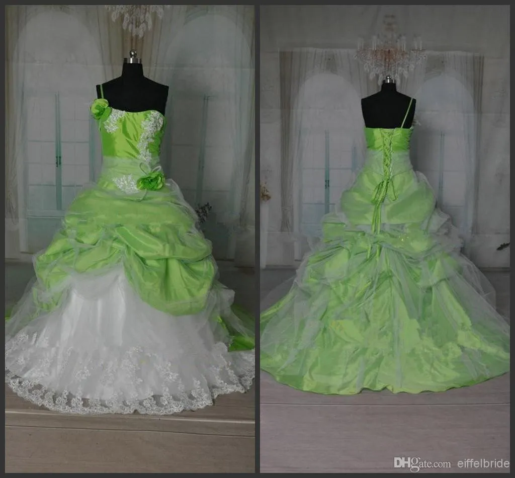 Maßgeschneiderte Sweet-16-Kleider, Ballkleider, sexy Spaghettiträger, schöne weiße Spitzenapplikation, grüne Blumen, Rüschen, Prinzessin-Quinceanera-Kleid