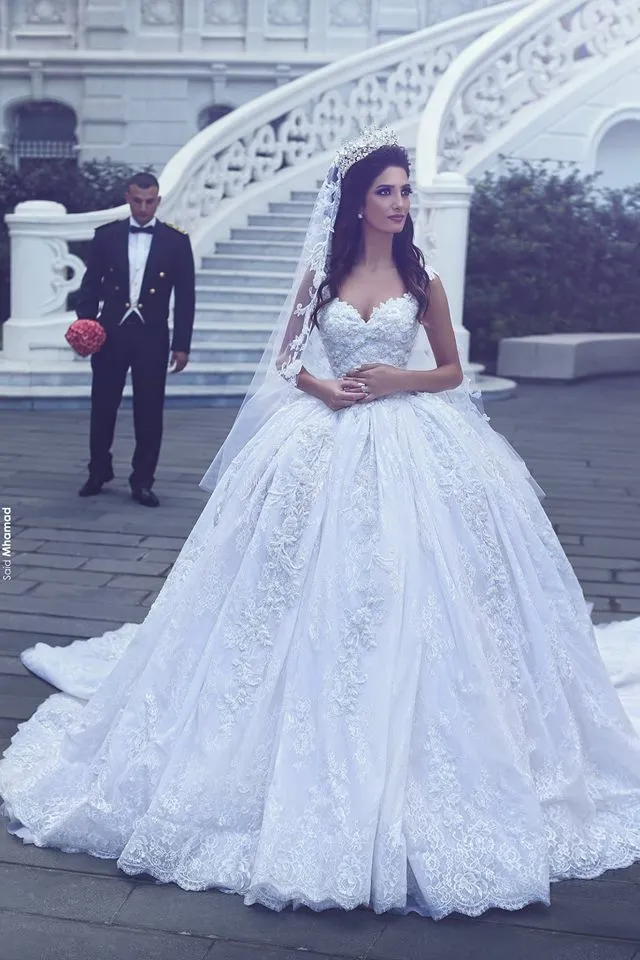 Abiti da sposa in pizzo vintage con ricami Abiti da sposa principessa Dubai Perline di cristallo Abiti da sposa lunghi con collo a cuore Strascico di corte