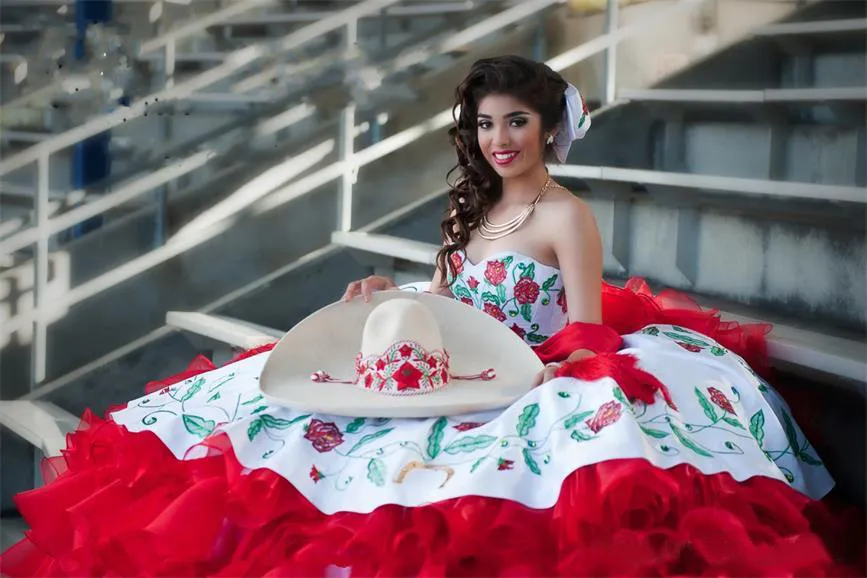 Vintage 2019 blanc et rouge organza volants en cascade robe de bal robes de Quinceanera pas cher chérie broderie à plusieurs niveaux robe douce 16 EN7119