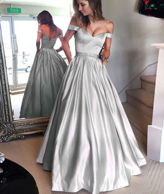 Un vestido de fiesta plateado de fiesta Vestido de fiesta de satén con cuentas en el Un vestido de fiesta plateado de fiesta Vestido de fiesta de satén con cuentas en el