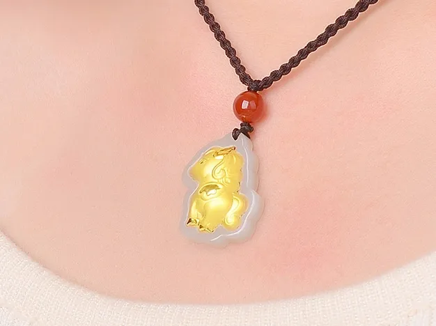 Guld med inläggningar jade kinesiska zodiaken tecknad film ma talisman halsband och hänge