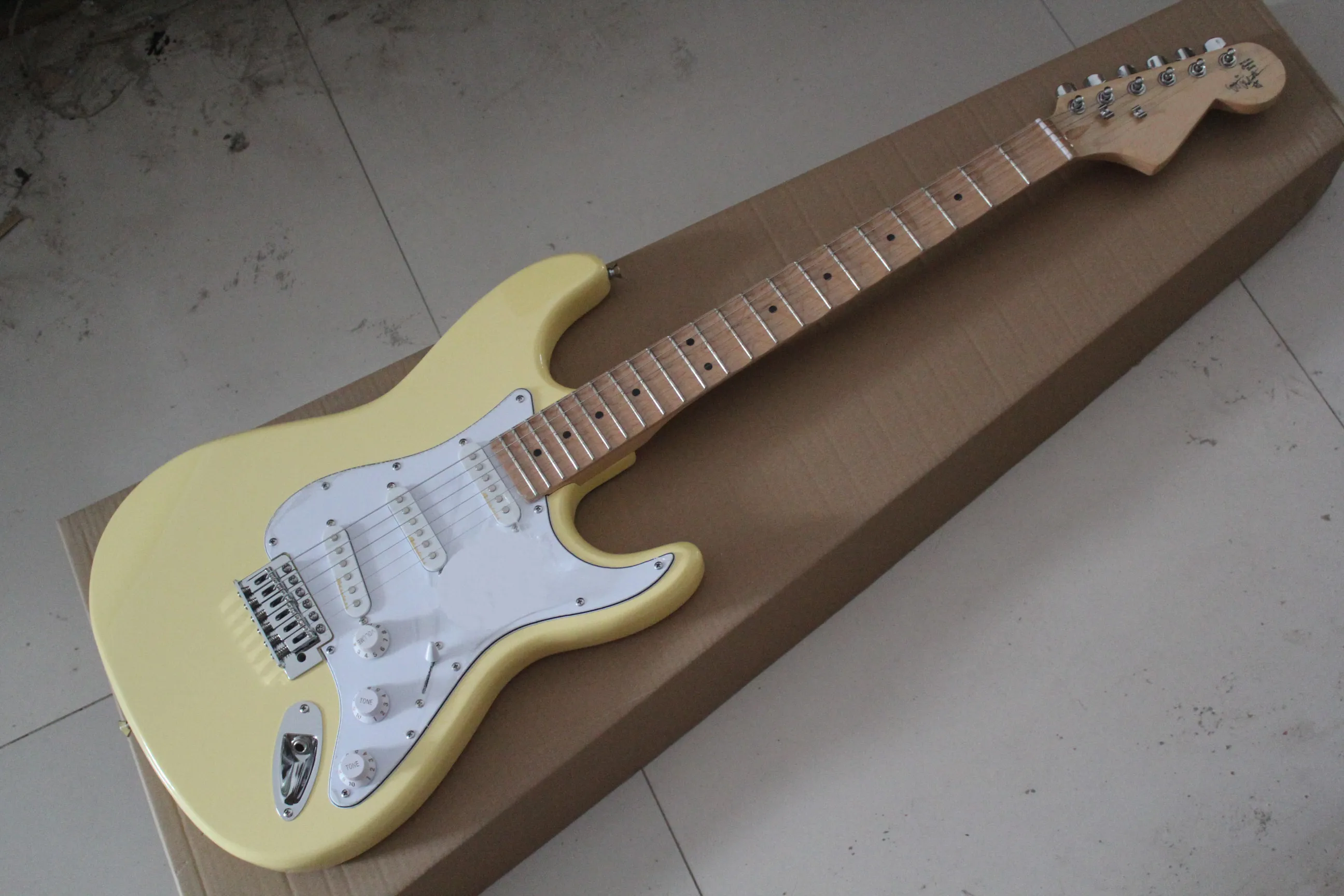 Custom Big Headstock ST Yellow Cream Yngwie Malmsteen Touche en érable festonné 6 cordes Guitare électrique guitarra Drop Shipping