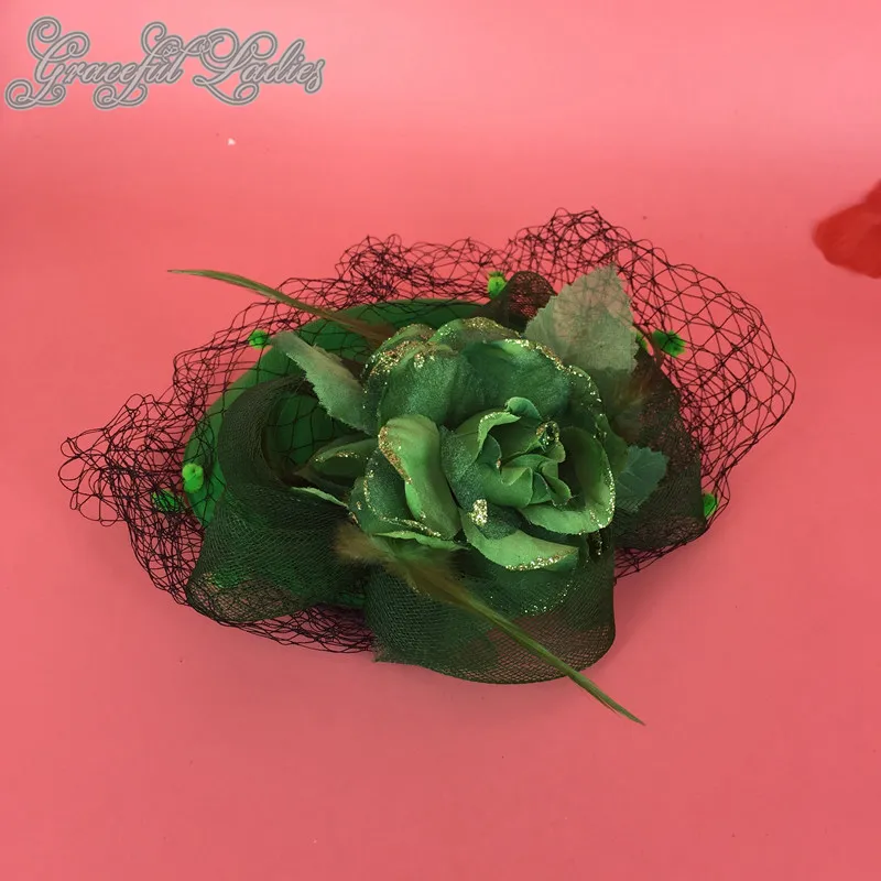 Gröna blommor brud hattar med mesh slöjor fjäder blomma båge fascinator hattar bröllop hatt slöjor bröllop brud birdcage slöja till salu Storbritannien