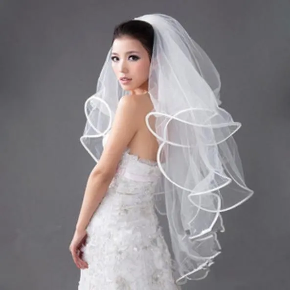 2022 Kvinnor Elegant 4 Lager Tulle Vit Bröllopsslöjor Ribbon Edge Wedding Accessories Bridal Veil med kam