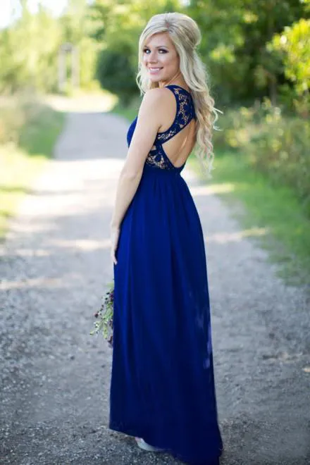 2019 Landstil Royal Blue Lace och Chiffon A-Line Bridesmaid Dresses Lång Billiga Jewek Klipp ut Bak Golvlängd Bröllopsklänning EN6181