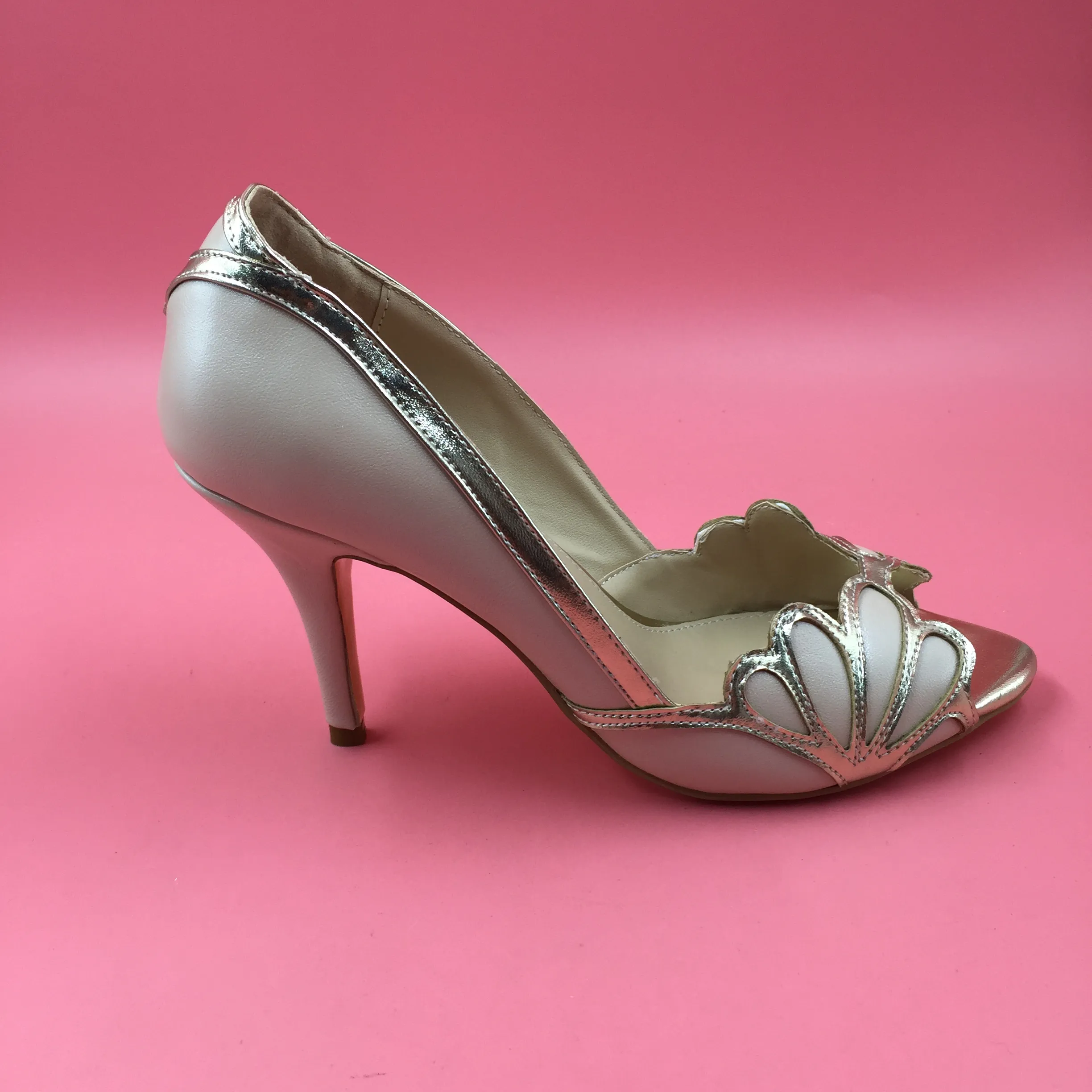 Scarpe da sposa blu reali 2016 Scarpe da sposa vintage Isabella Tacco smerlato Kitten PU Peep Toe Sandali su misura Pompe Sexy Scarpe eleganti da ballo