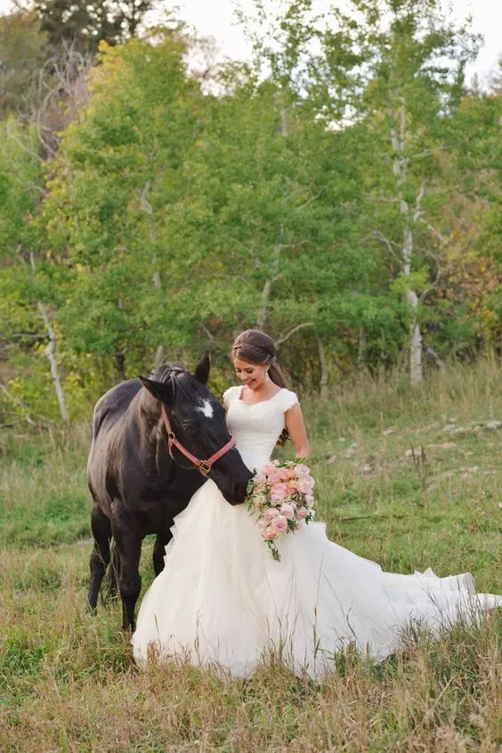 Tiered kjolar Modest Bröllopsklänningar Arabiska Beaded Lace Country Bröllopsklänningar Cascading Ruffles Elfenbensknappar Tillbaka Cowboy Boots Vestido de