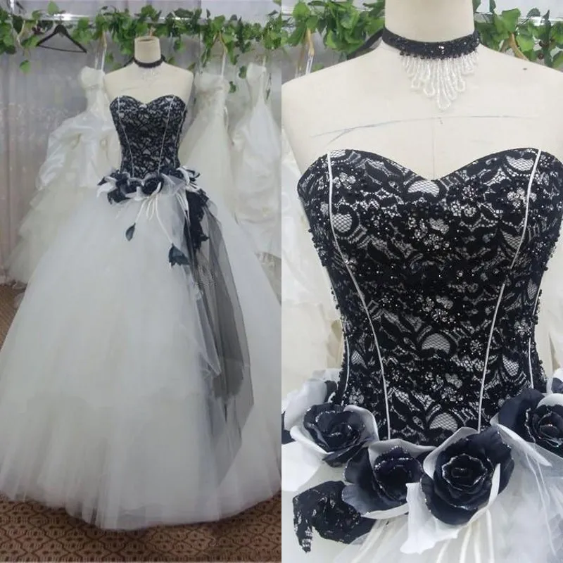 Stunning Black and White Wedding Dresses Victorian Ball Gown Gothic Bridal Gowns Sweetheart Neckline Beads Lace Top Handmade Flowers Tulle