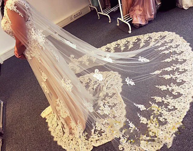 Erstaunliche SpitzeApplique Perlen Brautkleider 2017 Tüll Lange Cape Brautkleider Elfenbein Bodenlangen Brautkleider Nach Maß