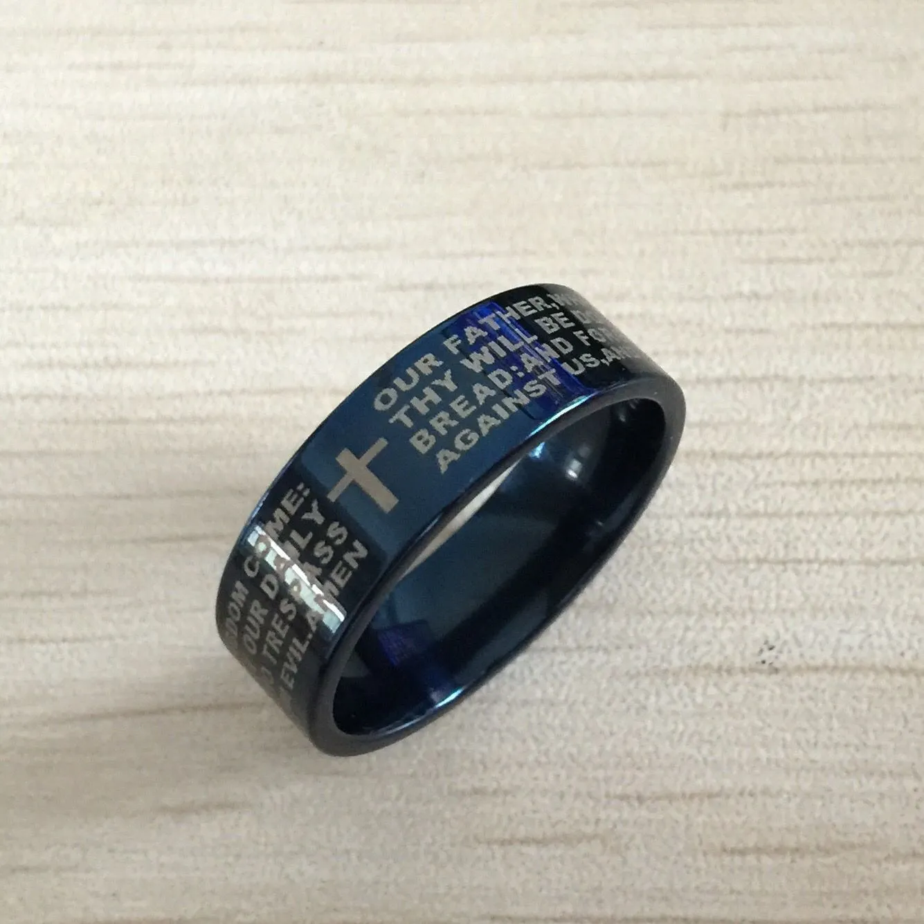 Blauwe mannen engels bijbel ring 8mm 316 Titanium Stalen kruis Brief gebed bijbel trouwring de heer van de ring mannen vrouwen