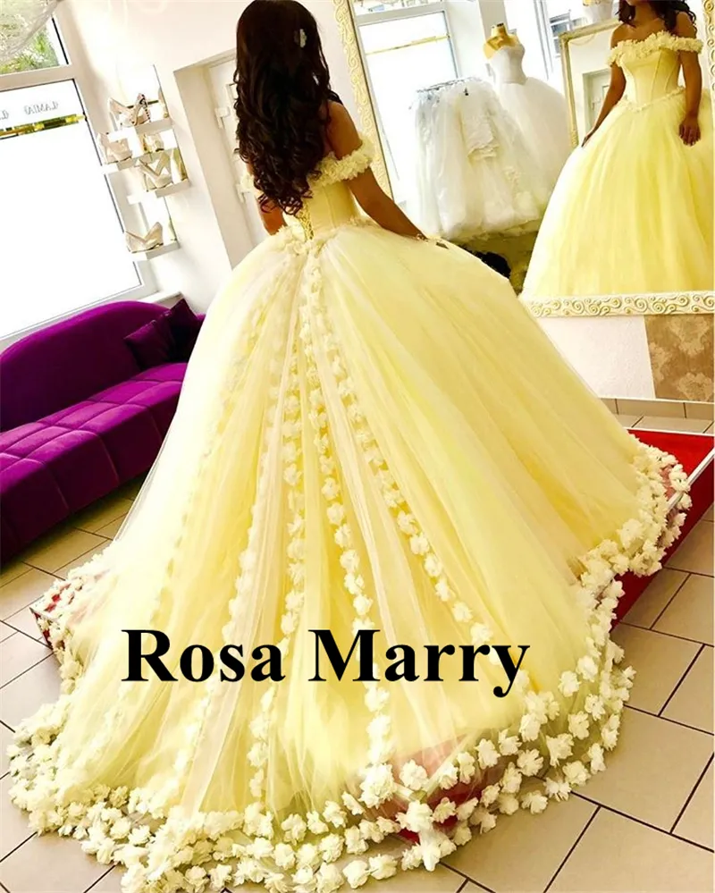 2019 Abito da ballo giallo Abiti Quinceanera 3D Fiori fatti a mano con spalle scoperte Sweet 16 Plus Size Principessa Tulle Abiti da ballo in maschera economici