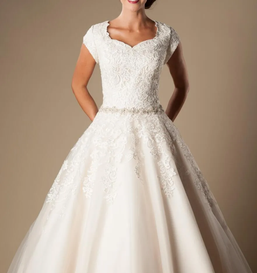 Ivoire dentelle tulle robe de bal robes de mariée modestes 2020 mancherons manches courtes princesse robes de mariée ceinture perlée robes de mariée bouton dos