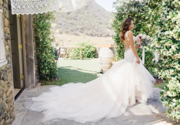 Abiti da sposa sexy senza schienale Abiti da sposa aderenti e svasati Corpetto con applicazioni di pizzo con perline Scollo a cuore Lungo treno della cattedrale