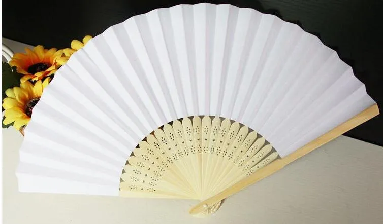 Fan di carta Fan White Chinese Fan Wedding Bridal Dance Accessori 21 cm Decorazioni la casa in legno cavo Tenendo ventola WFS0069084815