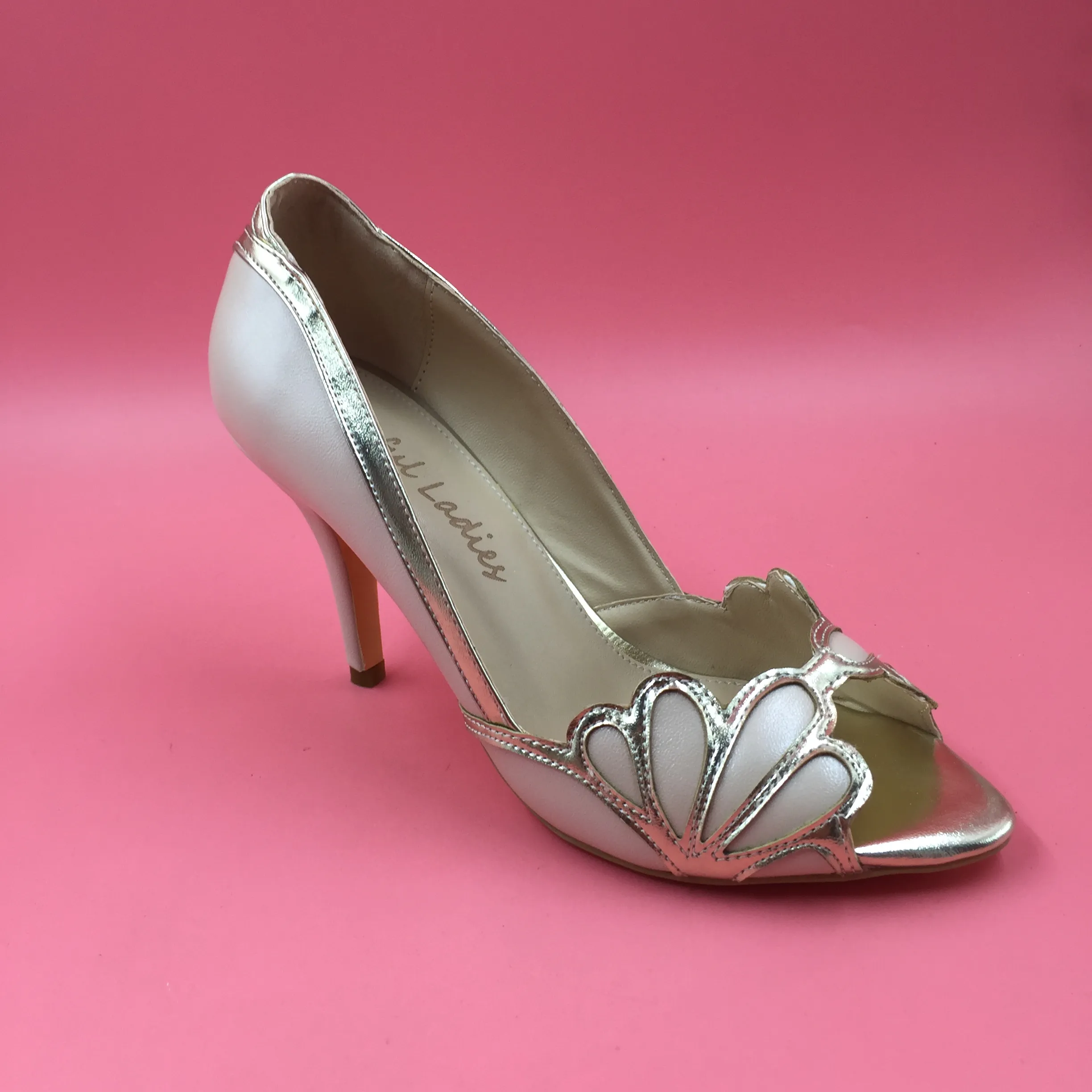 Zapatos de boda de color azul real 2016 Vintage nupcial Isabella tacón festoneado gatito PU Peep Toe sandalias hechas a medida bombas zapatos de fiesta elegantes y atractivos