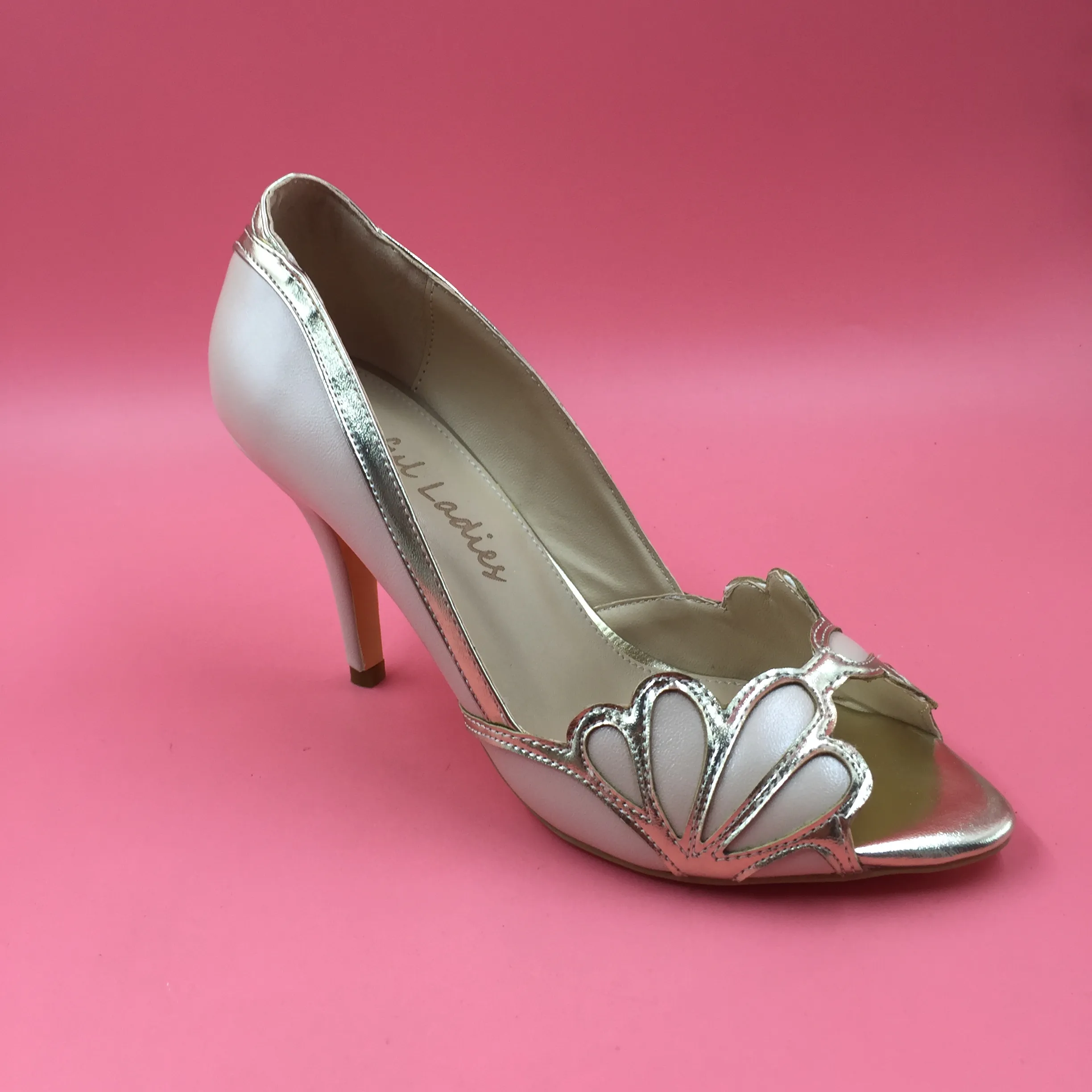 Scarpe da sposa blu reali 2016 Scarpe da sposa vintage Isabella Tacco smerlato Kitten PU Peep Toe Sandali su misura Pompe Sexy Scarpe eleganti da ballo