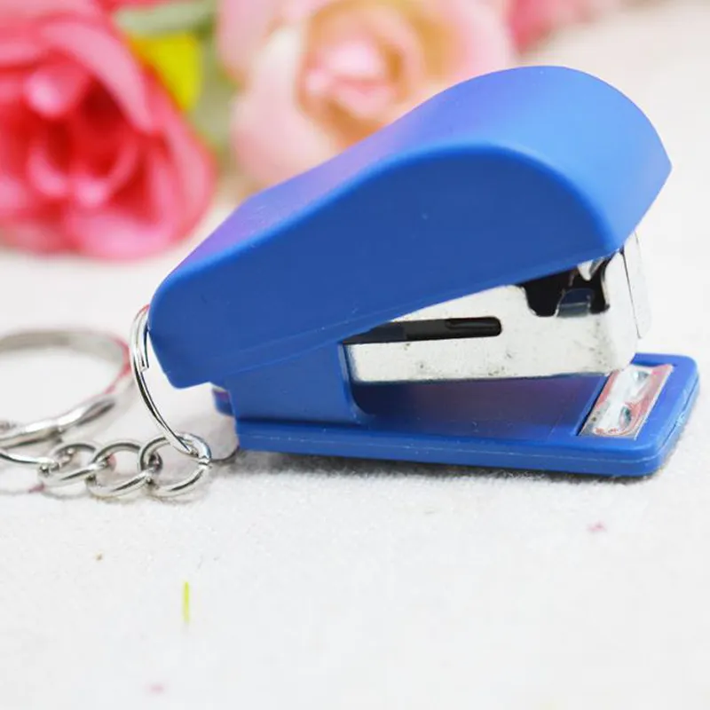 2017 Ny grossist Portable Häftklammer Användning För Skolkontor Keychain Mini Stapler Office Tillbehör Gratis frakt