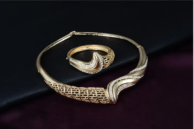 Conjuntos de joyas calientes para la boda de las mujeres de oro de color gargantilla collar pendiente de la pulsera del anillo de moda barata Conjuntos de joyería de fantasía