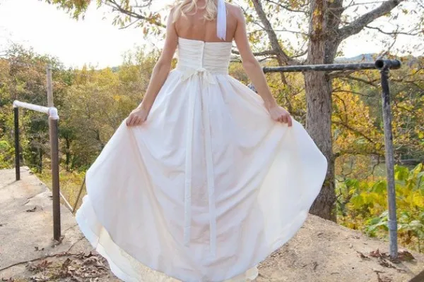 Land Hög Låg Bröllopsklänningar Sweetheart Ruched Ärmlös Lager Tiered Kjol Kort Strand Bröllopsklänning Hej Lo Bridal Gowns Sash