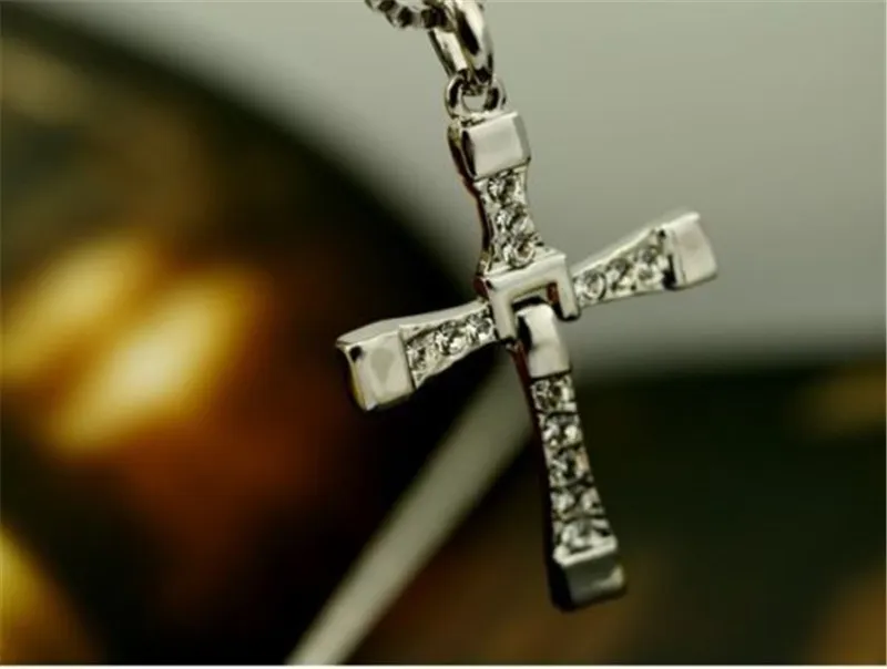 Szybki i wściekły Dominikowy Cross Chain Srebrny Naszyjniki Wisiorek Moda Biżuteria Naszyjniki Urok Christian Cross Jewellry