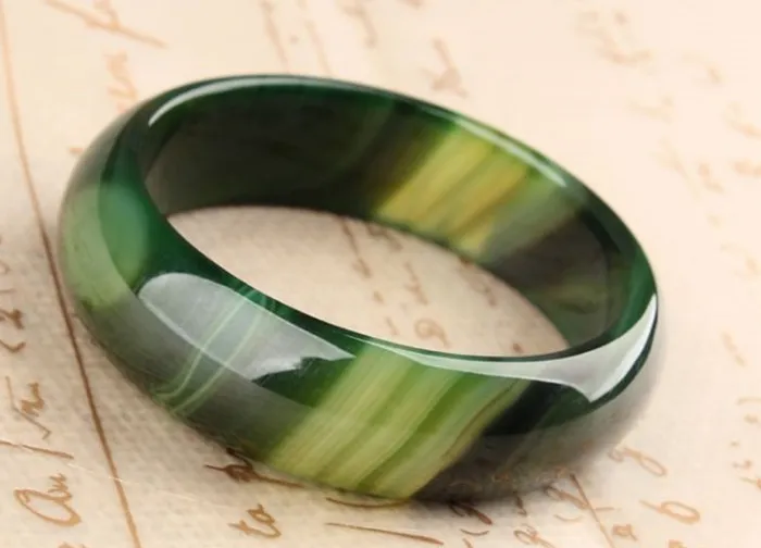 Excelente ágata natural de cor verde, pulseira larga esculpida à mão. Escolha da bela moça