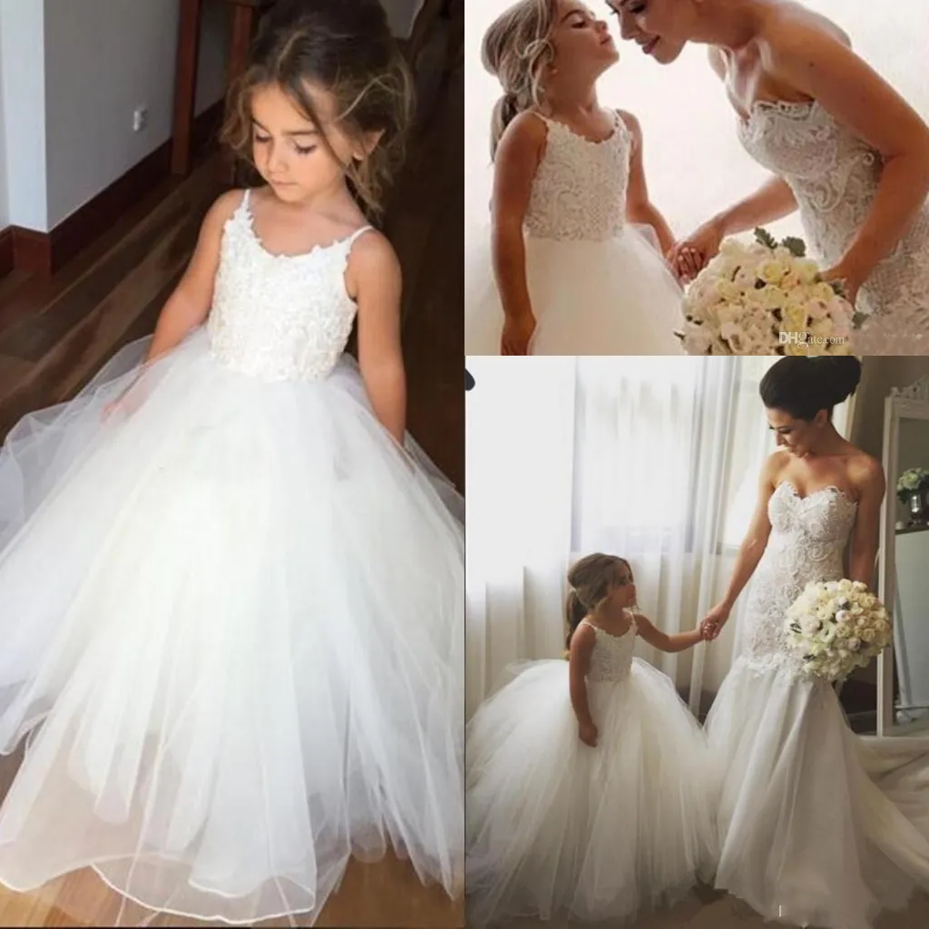 2017 nuovi abiti da fiori per matrimoni per matrici V Nock White Lace Appliques Lunghezza Festa Birthday Children Communion Girl Gown