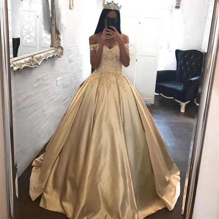 Najnowszy z ramion złota satynowa suknia balowa suknie ślubne koronkowe długie sukienki aplikacje koronkowe do tyłu puszystą sukienkę ślubną