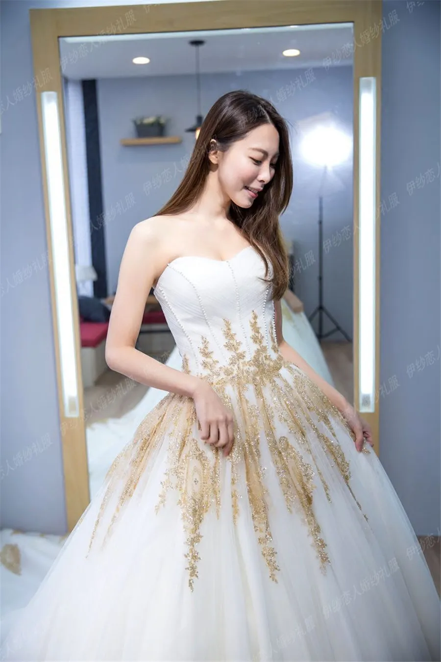 Luxo Branco Tule Gold Lace Applique Sweetheart Sem Mangas Vestidos Bridais Capela Train Ball Vestido Vestidos de Noiva Vestido de Novia