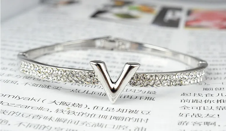 Bracciale a forma di V caldo Nuovo braccialetto femminile con diamanti