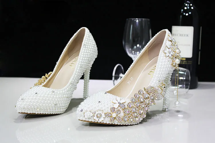 Luxo Pearls Ivory Wedding Shoes para Cristais de noiva Prom Saltos Altos Clover Rhinestones Plus Size Sapatos de dedo pontiagudos 285D