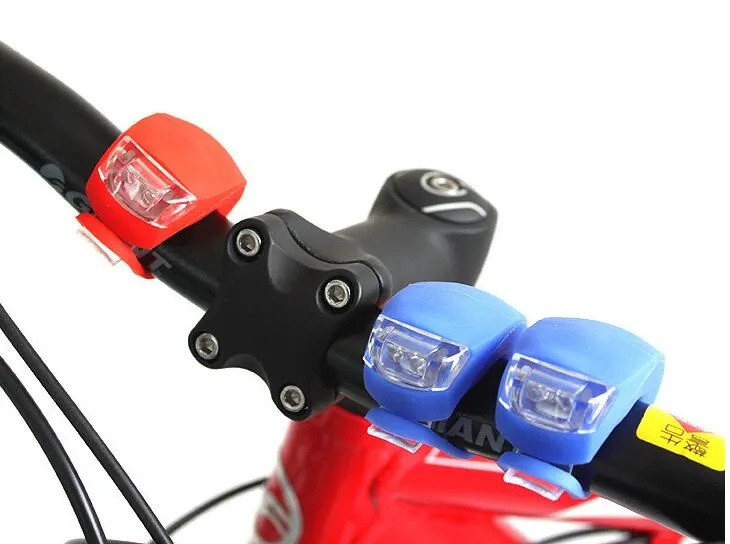 Silicone Faire du vélo Tête Phare avant roue arrière flash LED vélo lampe de lumière comprend les feux de vélo sans fil de la batterie