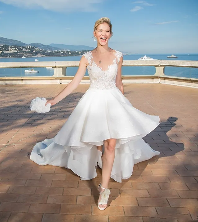 Knielanges Hochzeitskleid mit abnehmbarem Rock, Flügelärmeln, transparentem Ausschnitt, Spitzenapplikation, Satin-Organza, rückenfrei, Strandhochzeits-Brautkleider