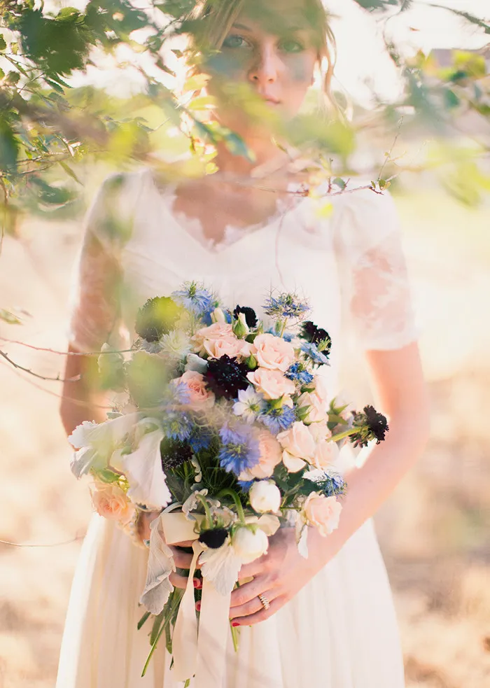 Una línea de encaje de gasa Playa Vestidos de novia modestos Mangas cortas Cuello en V Barato Simple Jardín de primavera Fiesta de bodas Vestidos de novia informales