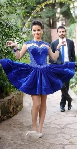 2018 Royal Blue Velvet Homecoming платья высокая шея с кружевной аппликацией колена доли платья выпускного вечера с длинными рукавами на заказ коктейльные платья