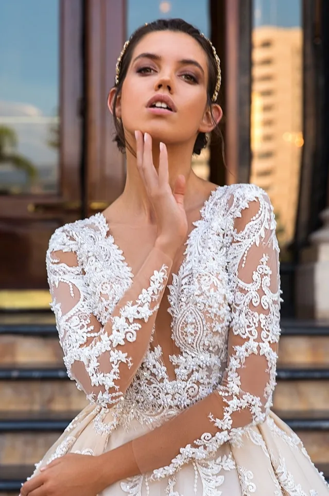 Abiti da sposa a maniche lunghe di lusso Scollo profondo Applique in pizzo Crystal Design 2019 Abiti da sposa Corte dei treni Abito da sposa modesto