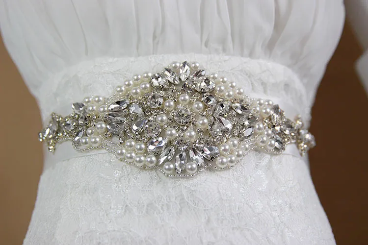 Luxury Pearls Bridal Belts 2017 Bling Bling Rhinestones Kristaller Bröllop Sashes Ribbon Organza Vacker Bohemian Bridal Headpiece Handband