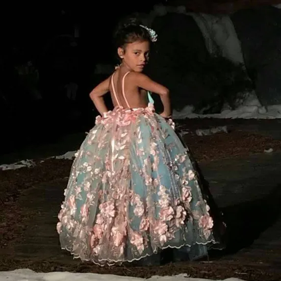 Yeni Varış Balo Kızlar Pageant Elbise Aç Geri Toddler Çiçek Kız Elbise Kat Uzunluk Tül 3D Aplikler İlk Communion Abiye