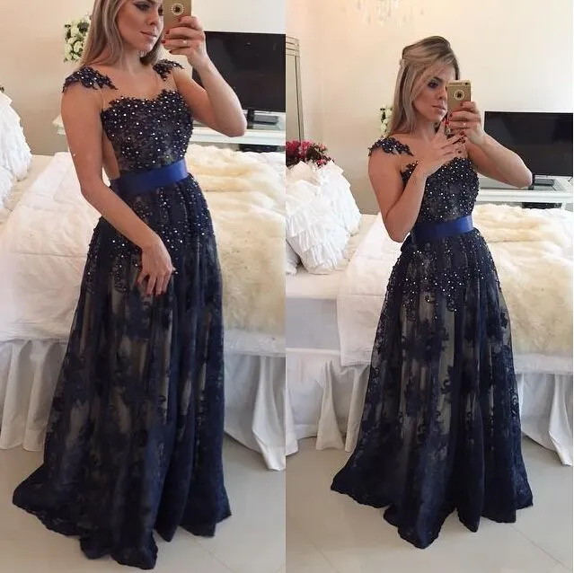 2018 Vestidos de baile Árabe Dark Navy Blue Lace A-line Cap Sleeves Long Beaded Special Occasion Party Vestidos Pavimento Comprimento para mulheres