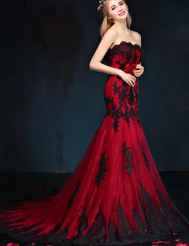 Abiti da sposa a sirena gotica nera e rossa Abiti da sposa colorati a cuore con applicazioni in pizzo Tulle Corsetto sul retro Abiti da sposa colorati vintage anni '50237g